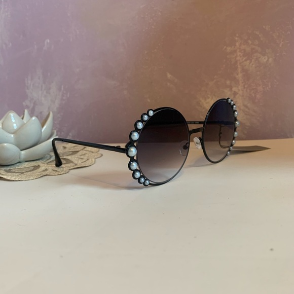 😎Sunglasses w/ Pearl Rim - Picture 4 of 8
